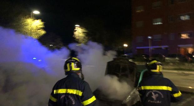Auto in fiamme in via Liguria a Fondi: indagano i carabinieri