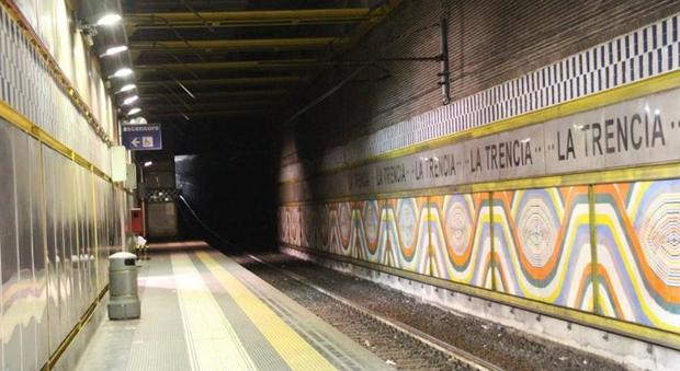 Napoli, la stazione chiude in anticipo per i vandali. La Municipalità: «Inammissibile»