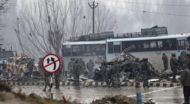 India, riesplode il Kashmir: autobomba uccide quaranta militari