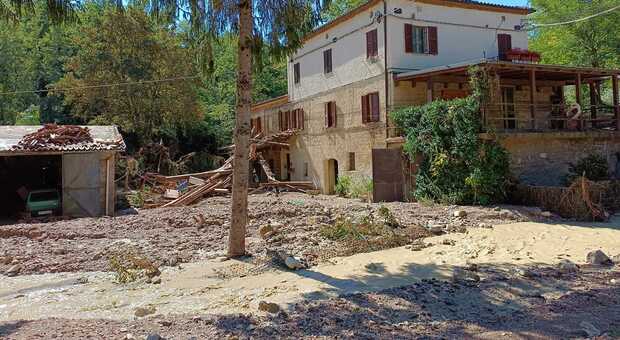 Molino devastato dall’acqua a Sassoferrato, Adelaide racconta i momenti di terrore: «Viva grazie al vicino»