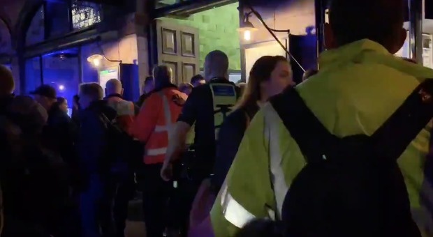 «Uomo sul tetto di un vagone della metro di Londra», la polizia interviene