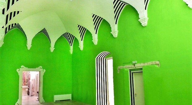 L'opera d'arte stravolge l'antico palazzo: le volte a strisce e le pareti verde acido. Indagato l'ex sindaco