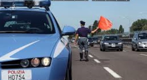 Terrore in autostrada: anziano sacerdote contromano bloccato dalla Polstrada