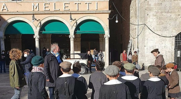 Il regista ascolano Giuseppe Piccioni sul set davanti al Caffè Meletti