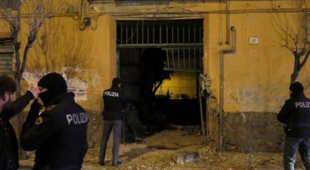 Capodanno di fuoco a Napoli, esplode pacco di petardi a Barra: crolla l'androne di un palazzo