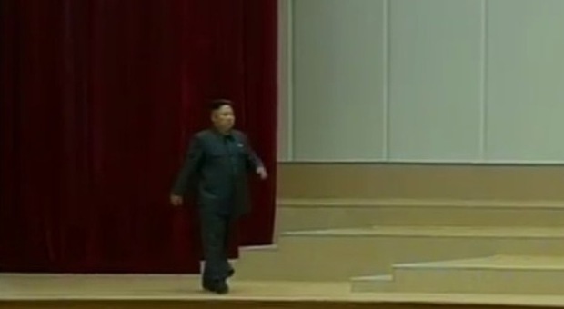 Kim Jong Un 'zoppicante' ad una cerimonia ufficiale. E in Corea del Nord scoppia il giallo