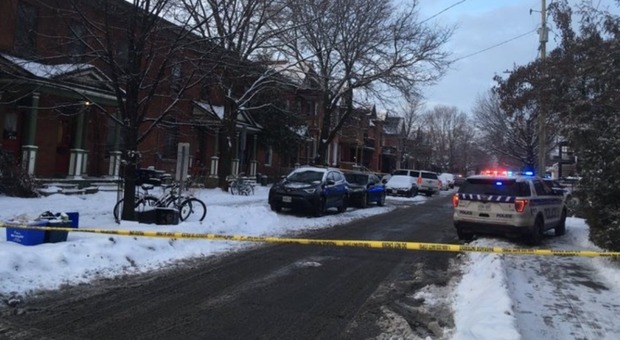 Sparatoria in strada a Ottawa, la polizia: «Un morto e tre feriti, zona isolata»
