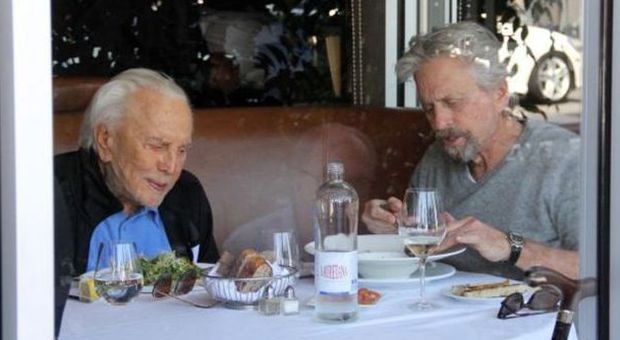 Michael Douglas a pranzo con papà Kirk, cibo e chiacchiere al ristorante