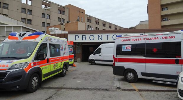 Fila di ambulanze al pronto soccorso di Torrette