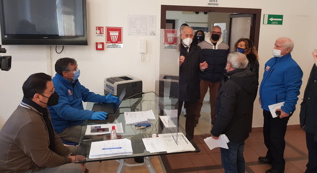 «Un punto vaccinale anche a Falconara», l'impegno dell'assessore regionale Saltamartini in visita in città