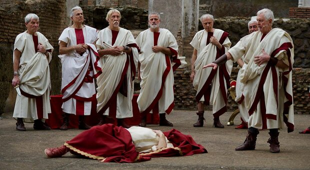 Roma, rievocazione dell'assassinio di Giulio Cesare a Largo di Torre Argentina