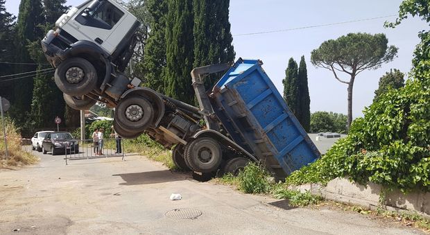 Roma, camion fa marcia indietro e precipita dentro il giardino di una villa