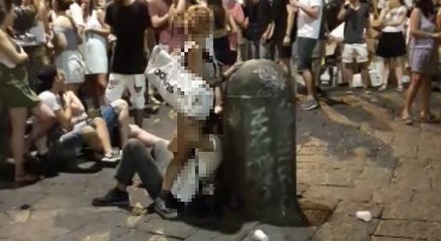 Scandalo a piazza San Domenico: sesso davanti a tutti, video sui social