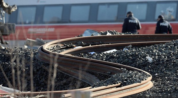 Treno Frecciarossa deragliato, gli operai si difendono: «Scambio era in posizione giusta»