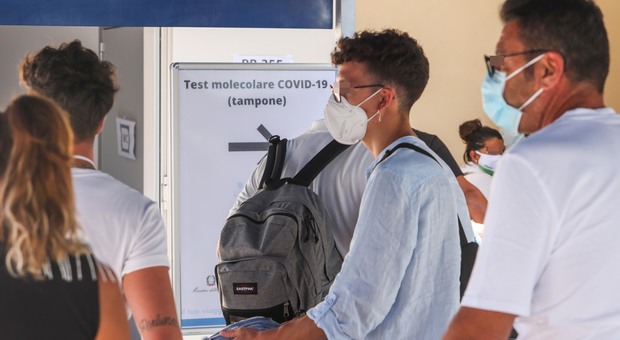 Covid in Sardegna, contagiati due fidanzati napoletani di ritorno dalle vacanze
