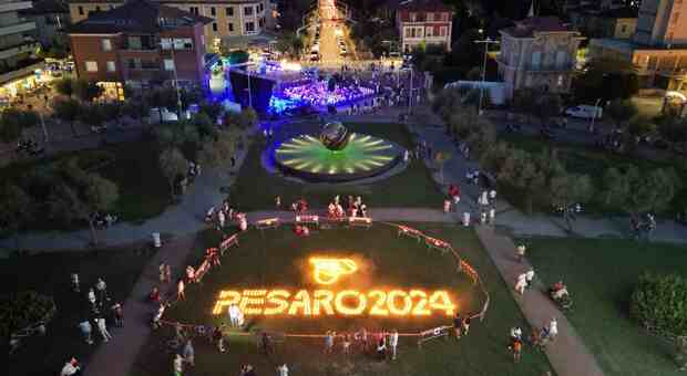 Ventimila candele sotto le stelle di Pesaro. Il sindaco Matteo Ricci esulta: «Siamo più di 50mila»