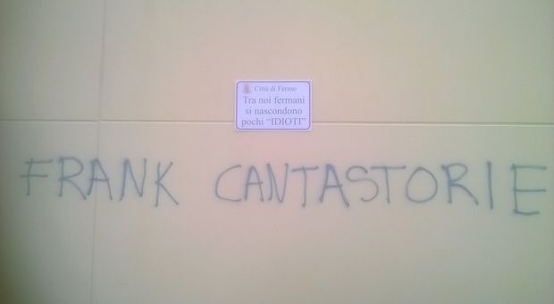 La scritta dei vandali con la targa fatta apporre dal Comune
