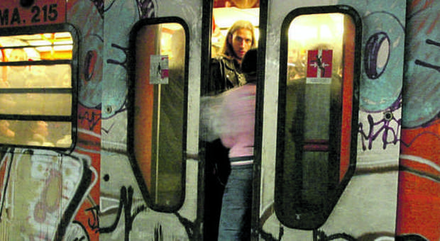 Roma, rom scippa i turisti a piazza di Spagna e si lega al vagone della metro per non farsi arrestare