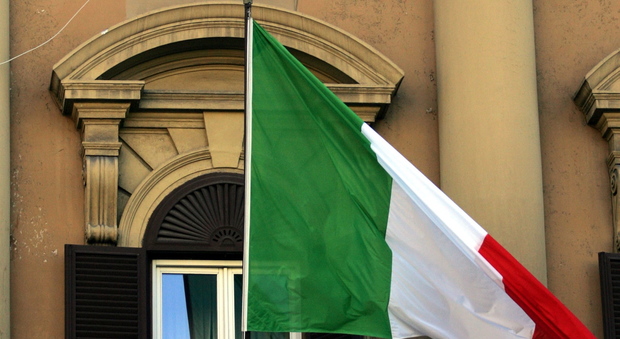 La bandiera italiana sventola sulla facciata del Ministero del Tesoro