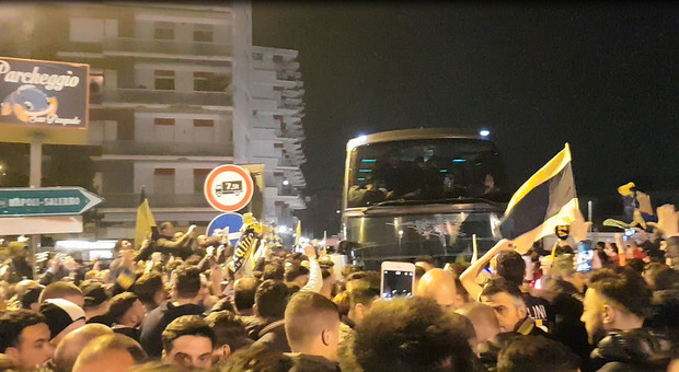 Festa Juve Stabia nella notte: centinaia di tifosi all'arrivo degli eroi
