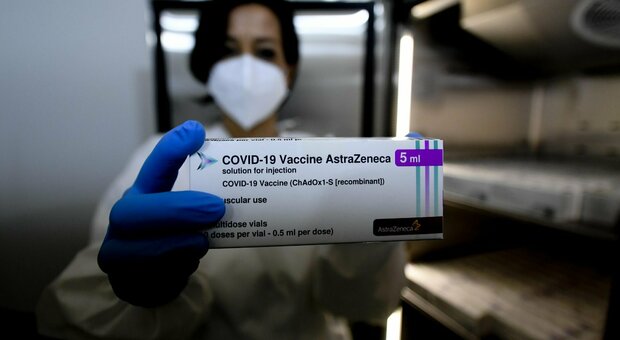 Vaccini, AstraZeneca taglia del 15% le dosi in consegna