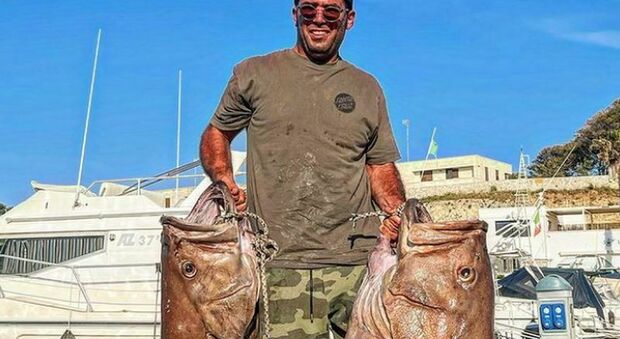 Pesca miracolosa, due cernie giganti abboccate a Otranto