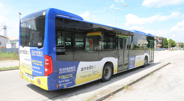 Un bus del servizio urbano