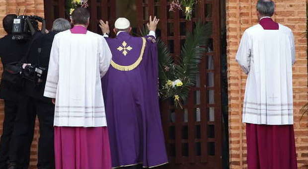 Il Papa visita la moschea di Bangui: Dio è pace, salam