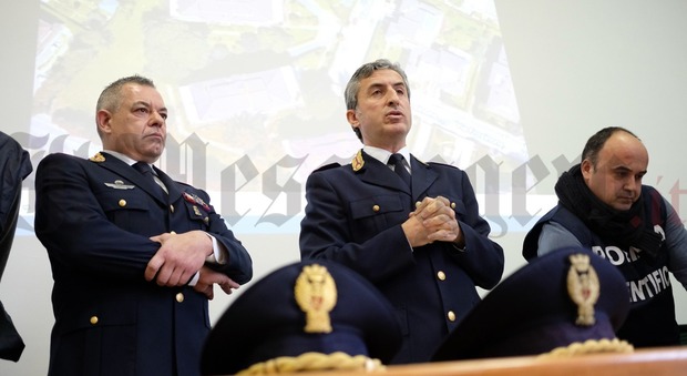 Il capo della squadra mobile di Latina Carmine Mosca e a sinistra il suo vice Roberto Graziosi