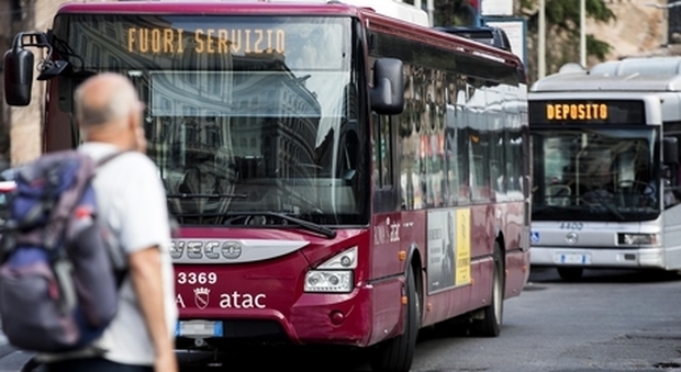 Fase 2 a Roma, mascherine obbligatorie e adesivi per il distanziamento su bus e metro