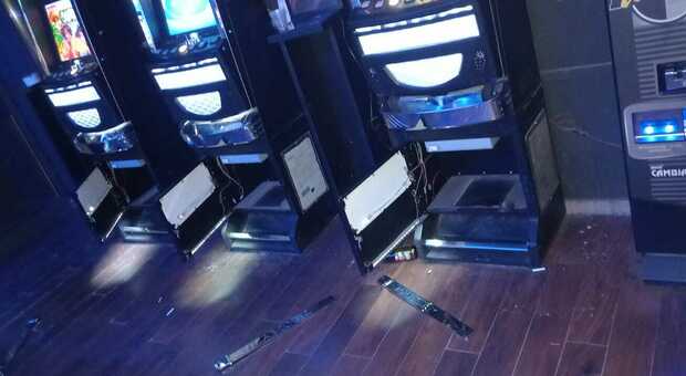 Salento, colpo nella sala delle slot machine: macchinette svuotate e ladri in fuga