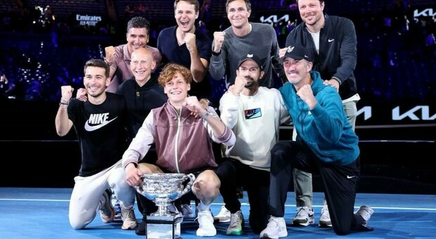 Sinner nella storia, l'abbraccio con il coach marchigiano Vagnozzi e la foto con la supercoppa degli Australian Open