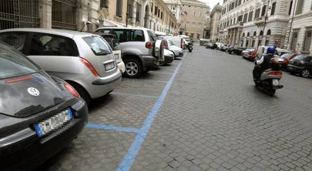 Roma, strisce blu, stop ai furbetti: per la sosta si digita la targa