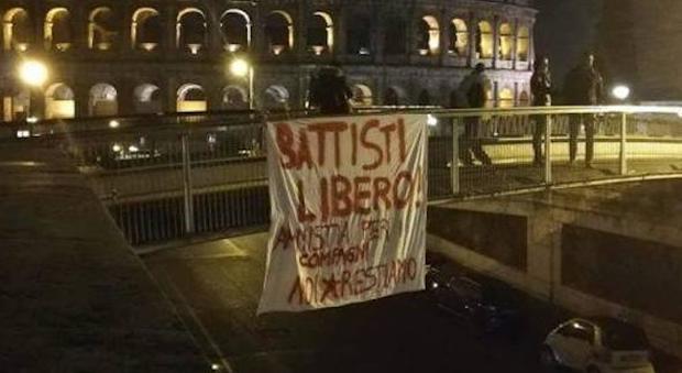 Battisti, striscione al Colosseo: «Cesare libero, amnistia per i compagni»
