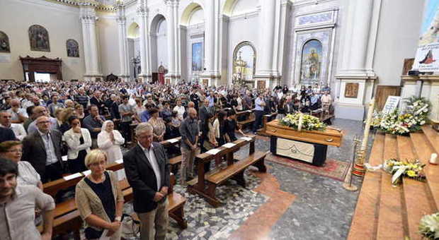 Centinaia di persone ai funerali di Pino Marconato, marito della sindaca di Camposampiero