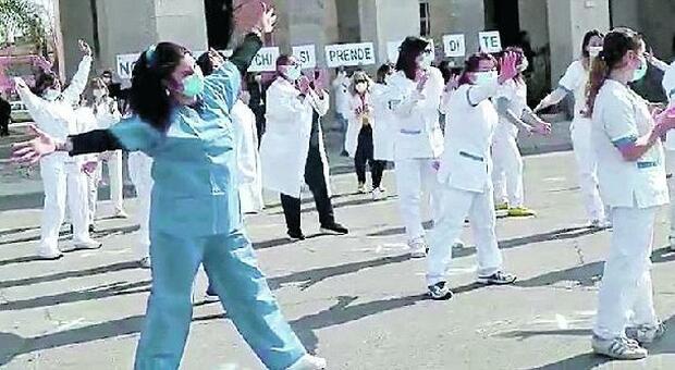Aggressioni ai sanitari un flash-mob in piazza con gli operatori in divisa