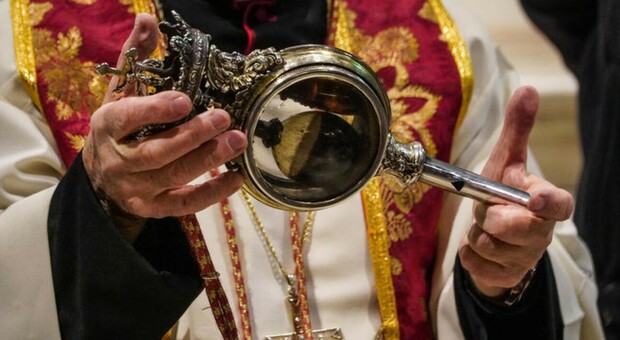 Sangue San Gennaro non completamente sciolto, il vescovo: «È ancora solido». Fedeli in preghiera