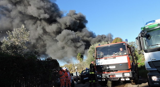 A fuoco un vivaio, fiamme e fumo: case evacuate e intossicati