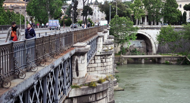 Roma, si flette giunto del ponte Palatino: vigili del fuoco al lavoro per verifiche
