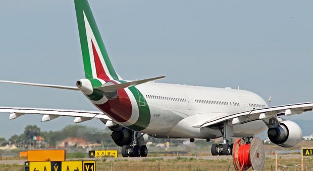 Fase 2 trasporti: Alitalia riprende i voli per l'estero e per il Sud Italia, più Frecce e Italo. Traghetti fermi fino al 2 giugno