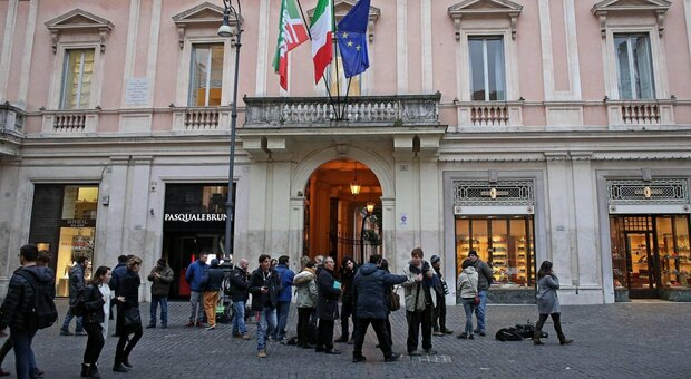 Forza Italia, gli eletti non pagano le quote: rischio sfratto per la sede romana di San Lorenzo in Lucina