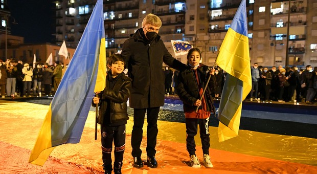 Ucraina, l'arcivescovo di Napoli prega per la popolazione: «Questo silenzio è il nostro grido per la pace»
