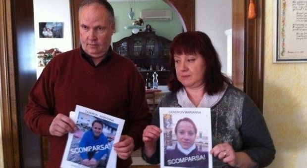 I genitori con la foto della figlia scomparsa