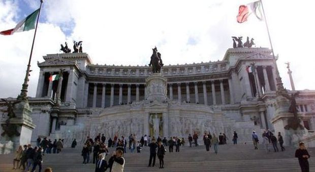 Roma, in due scavalcano il cancello dell'Altare della Patria, poi fuggono: panico in piazza Venezia