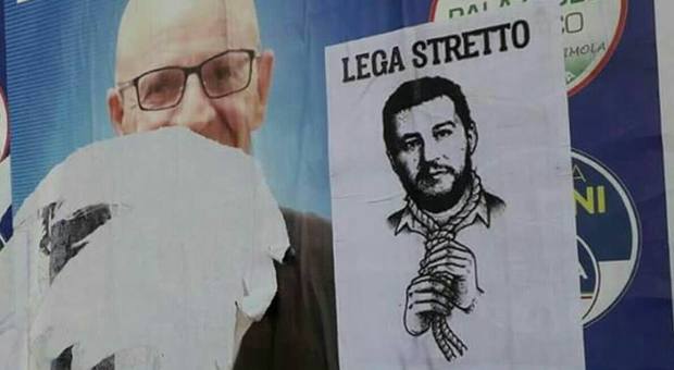 Salvini col cappio al collo, spunta un nuovo manifesto choc: «Lega stretto»