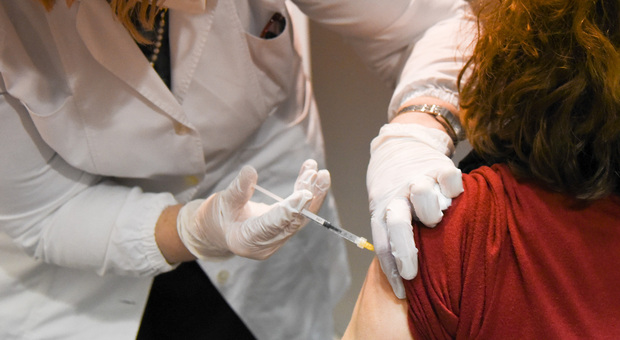 Ondata Omicron, 900 no vax "pentiti" corrono a fare la prima dose. «Decolla la campagna vaccinale»