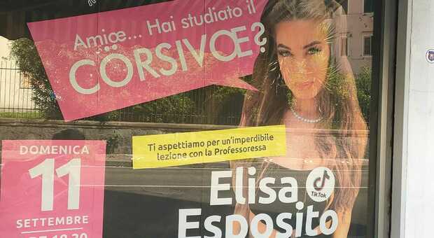 Corsivo, la tiktoker Elisa Esposito dà lezioni a Castellammare