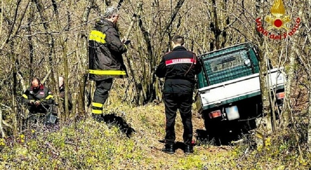 Bimbo incastrato con il collo nel finestrino dell'Ape: morto a 5 anni nel terreno del papà