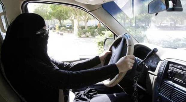 Arabia Saudita, fa guidare la moglie ma è contro la legge: arrestato e multato