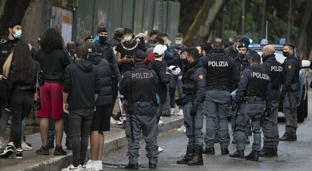 Roma, un ferito nella rissa fra 20 ragazzi a Villa Borghese: alcuni giovani fermati dalla polizia, sfida via social